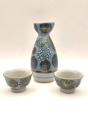 Vintage Japanese Kutani Ware Porcelain 5" Sake Bottle and 2 Matching Sake Cups
